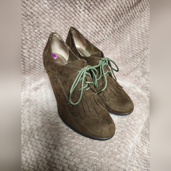 Tahari Suede heels - Picture 6 of 11